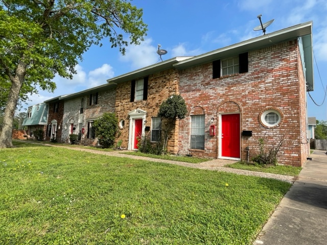 Angleton Townhomes