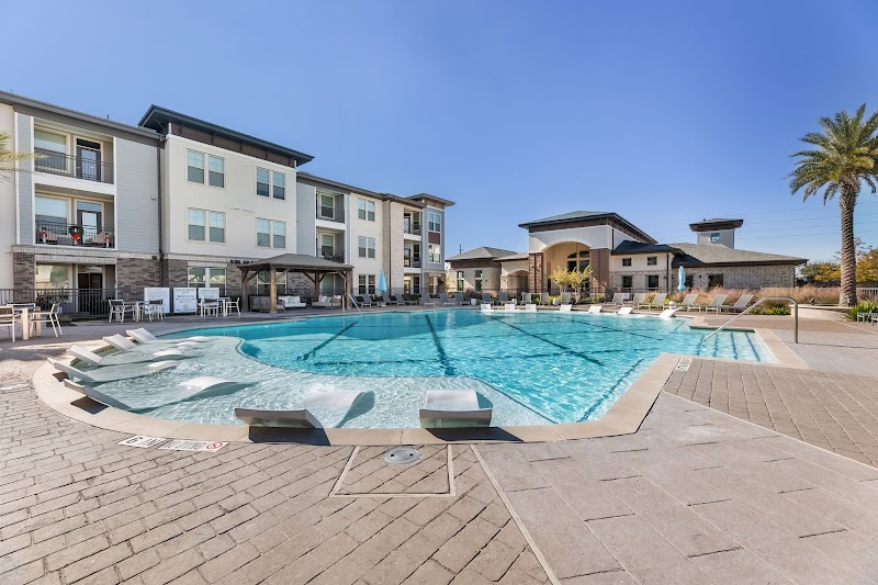 Lakecrest Apartments